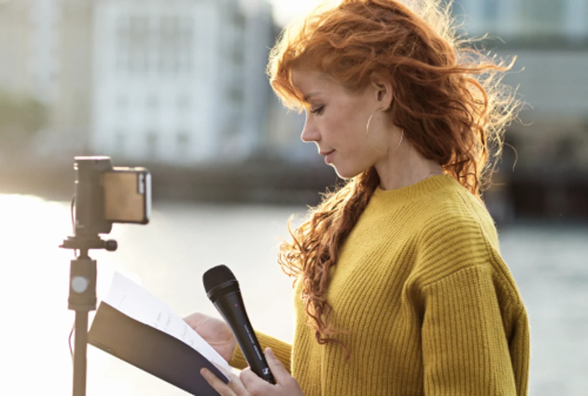 Mobile Journalistin bei einer Aufnahme mit kompaktem Mikrofon-Setup